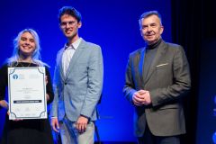 05-Minister-Nauki-Dariusz-Wieczorek-i-zwyciezcy-konkursu-StRuNa-2024-kwadrat